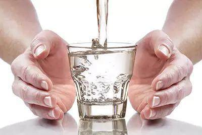 Elektrolysiertes reduziertes Wasser kann den Körper einer Person verändern